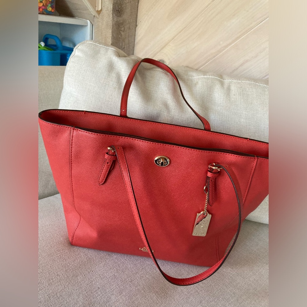 Coach Turnlock Tote red